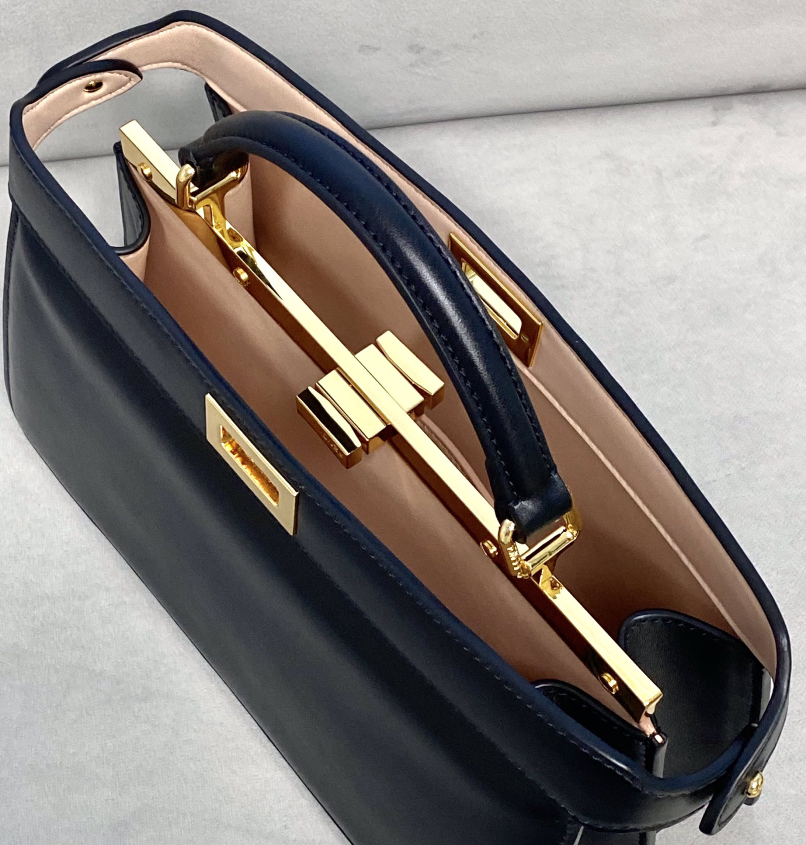 F**di Peekaboo Iseeu